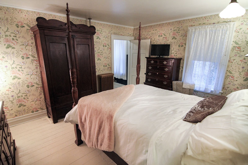Downstairs-Bedroom-2-800px – Laurentide Inn